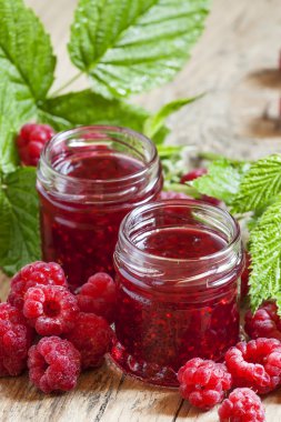 Ahududu reçeli iki kavanoz