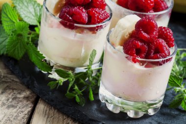 Muz ve ahududu ile dondurma