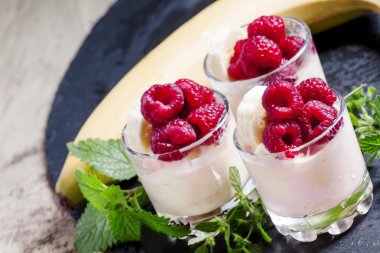 Muz ve ahududu ile dondurma