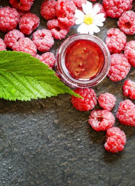 Ahududu reçeli ve taze Ahududu yaprakları ile