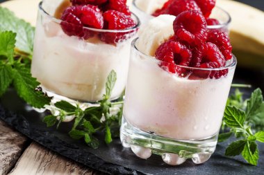 Muz ve ahududu ile dondurma