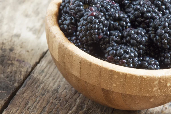 Fresh blackberries in a wooden bowl — Stock Photo, Image