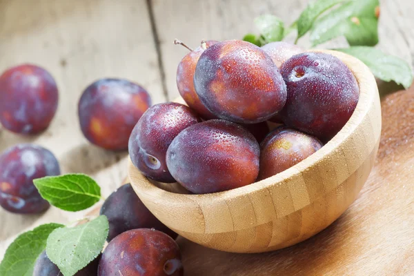 Mavi Erik ahşap bir kaseden döktü