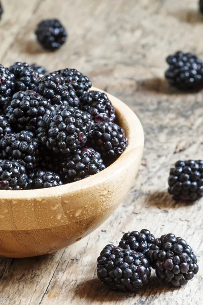 Fresh blackberries in a wooden bowl — Stock Photo, Image