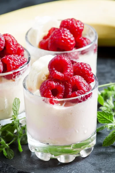 Muz ve ahududu ile dondurma