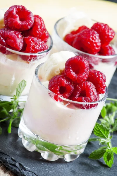 Muz ve ahududu ile dondurma