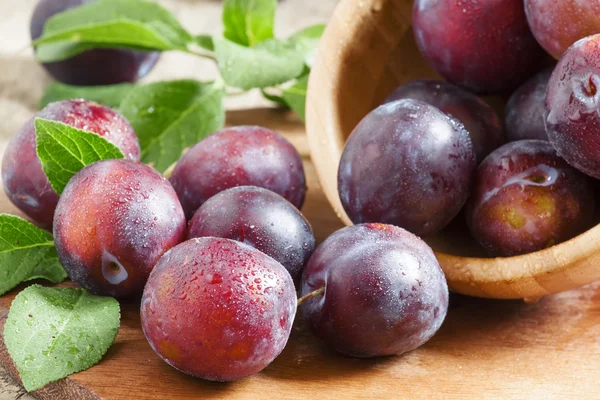 Mavi Erik ahşap bir kaseden döktü