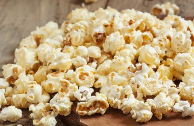 Tatlı karamelli patlamış mısır 