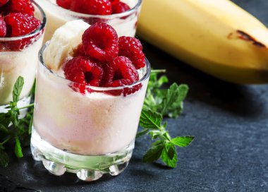 Muz ve ahududu ile dondurma