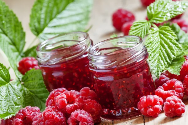 Twee potten van frambozenjam — Stockfoto