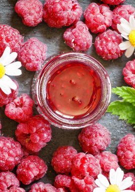 Ahududu reçeli ve taze Ahududu yaprakları ile