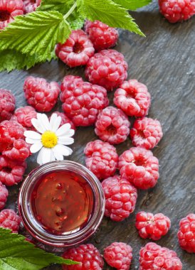 Ahududu reçeli ve taze Ahududu yaprakları ile