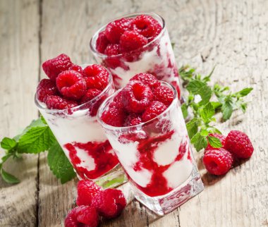 Çilek ve nane ile Ahududu Ice cream