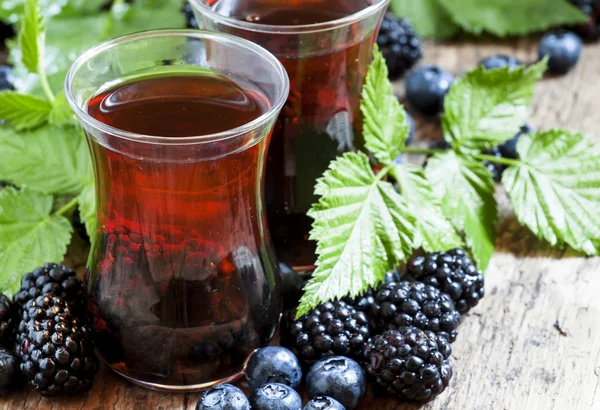 Hot black tea with berries — Stock Photo, Image