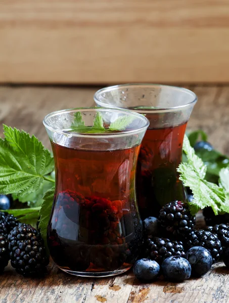 Hot black tea with berries — Stock Photo, Image