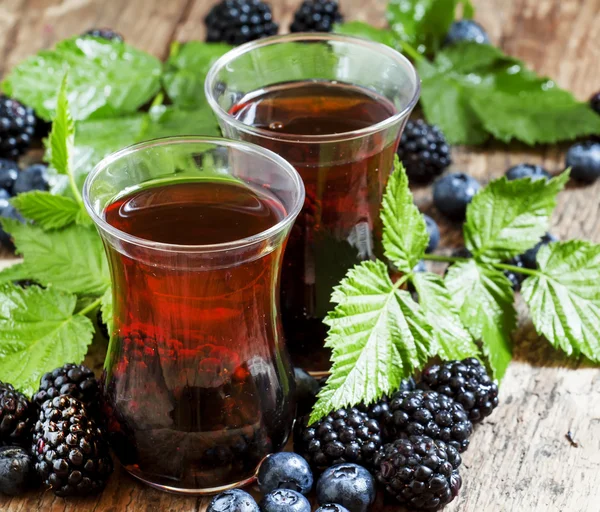 Heißer schwarzer Tee mit Beeren — Stockfoto