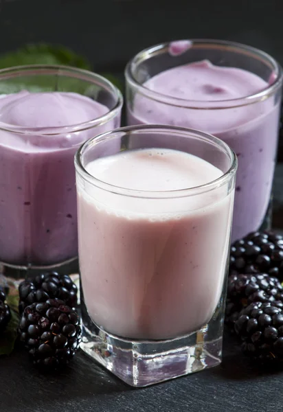 Hemgjord yoghurt och mjölk cocktail med björnbär — Stockfoto
