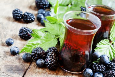 Sıcak siyah çay çilek ile