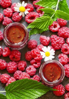 Ahududu reçeli ve taze Ahududu yaprakları ile