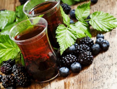 Sıcak siyah çay çilek ile