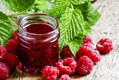 Taze Ahududu ve yeşil yaprakları ile Ahududu reçeli