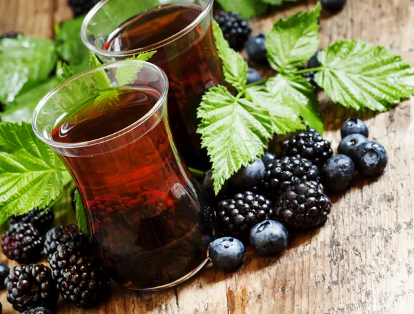 Hot black tea with berries — Stock Photo, Image