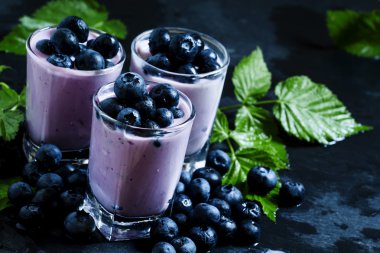 Yaban mersini ile Lila ev yapımı yoğurt 