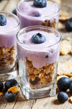 Sağlıklı kahvaltı tam tahıl gevreği, müsli ve yaban mersini