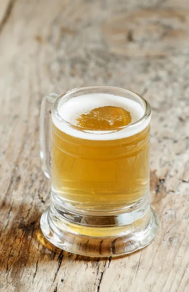 Ελαφριά μπύρα σε μια μικρή κούπα ντεμοντέ — Φωτογραφία Αρχείου
