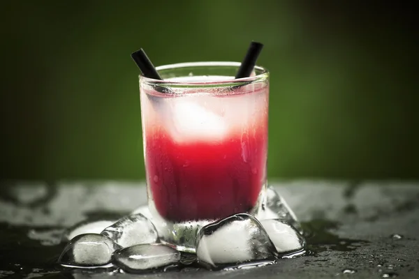 Замороженный розовый коктейль — стоковое фото