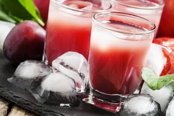 Червоні фруктові коктейлі з льодом — стокове фото