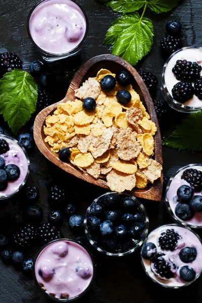 Υγιεινό πρωινό της ολικής αλέσεως δημητριακών και μούρα βατόμουρων και βατόμουρου — Φωτογραφία Αρχείου