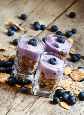 Sağlıklı kahvaltı tam tahıl gevreği, müsli ve yaban mersini