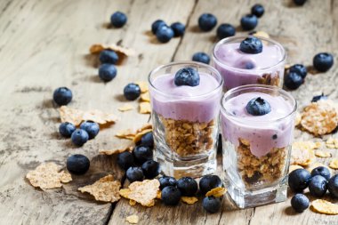 Sağlıklı kahvaltı tam tahıl gevreği, müsli ve yaban mersini