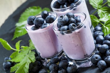 Yaban mersini ile Lila ev yapımı yoğurt 