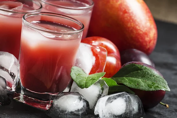 Red fruit cocktails with ice — Stock Photo, Image