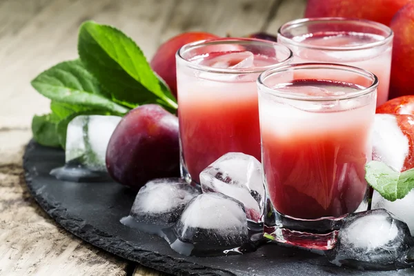 Cocktail di frutta rossa con ghiaccio — Foto Stock