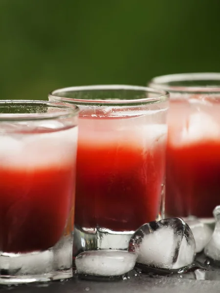 Количество стаканов красных коктейлей — стоковое фото