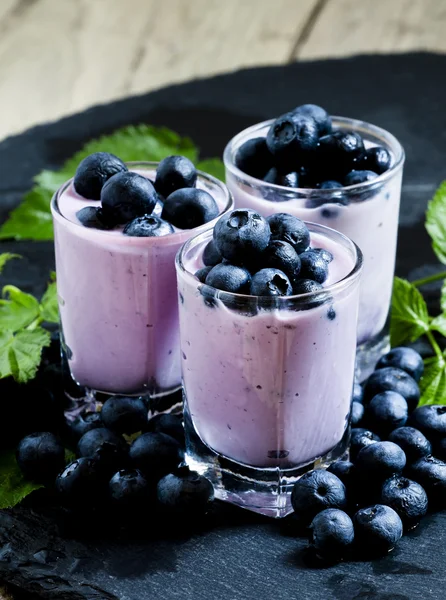 Lila hemmagjord yoghurt med blåbär — Stockfoto
