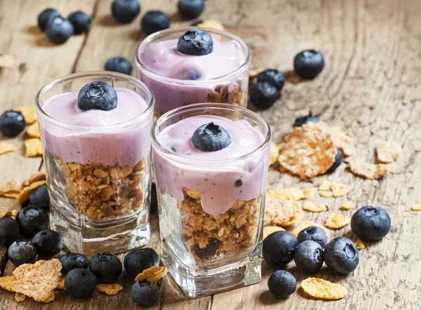 Café da manhã saudável de cereais integrais, muesli e mirtilos — Fotografia de Stock