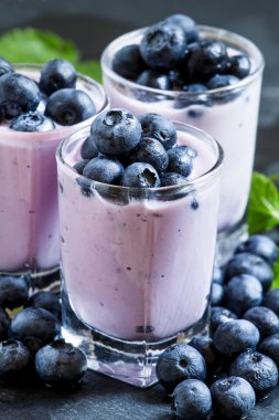 Yaban mersini ile Lila ev yapımı yoğurt 