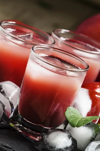 Rood fruit cocktails met ijs — Stockfoto
