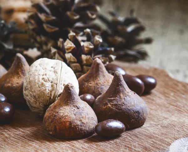 Conos de abeto, nueces, trufas de chocolate —  Fotos de Stock