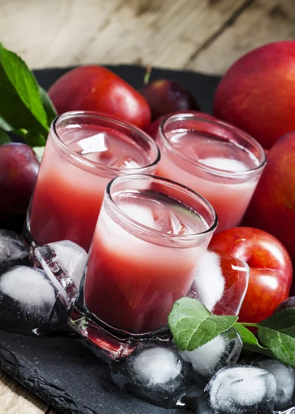 Red fruit cocktails with ice — Stock Photo, Image