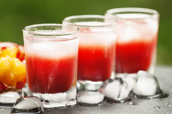 Anzahl der Gläser mit roten Cocktails — Stockfoto