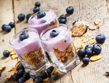 Sağlıklı kahvaltı tam tahıl gevreği, müsli ve yaban mersini