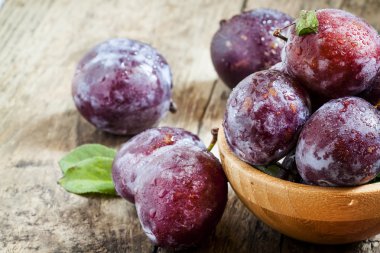 Su ile büyük mor Erik düşer ve yaprakları