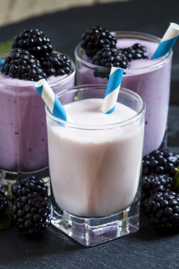 Milkshake yaban yaban mersini ve böğürtlen ile 