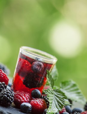 Çay orman meyveleri ile 