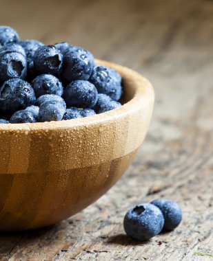 Tahta bir kasede taze yaban mersini